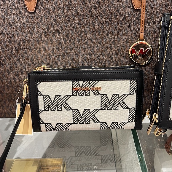 MICHAEL KORS JET SET TRAVEL 35S3GTVW7J LIGHT SAGE LG DOUBLE ZIP WRISTLET-WALLET- - Picture 3 of 16